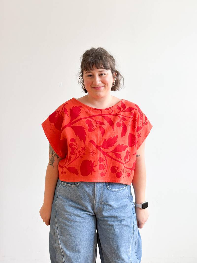 Handgefertigtes Top Boxy Leinen Geschirrtuch Shirt Tomate Rot Veggies Einzigartiges Crop Moderner Sommer Stil Siebdruck Illustration Einheitsgröße von brookecioccohandmade