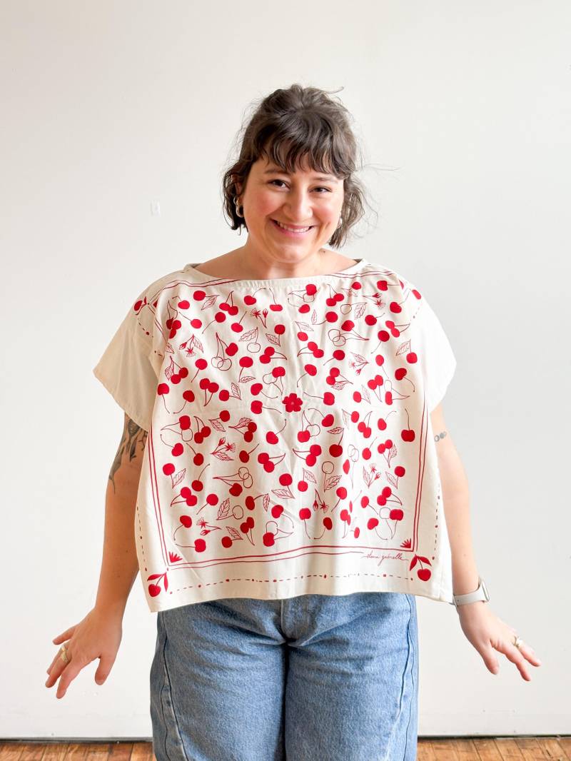 Handgemachtes Top Bandana Boxy Fit Baumwollstoff Kirschrote Kirschen Illustration Rechteck Lockerer Stil Form Shirt One Size Lässiger Sommerstil von brookecioccohandmade