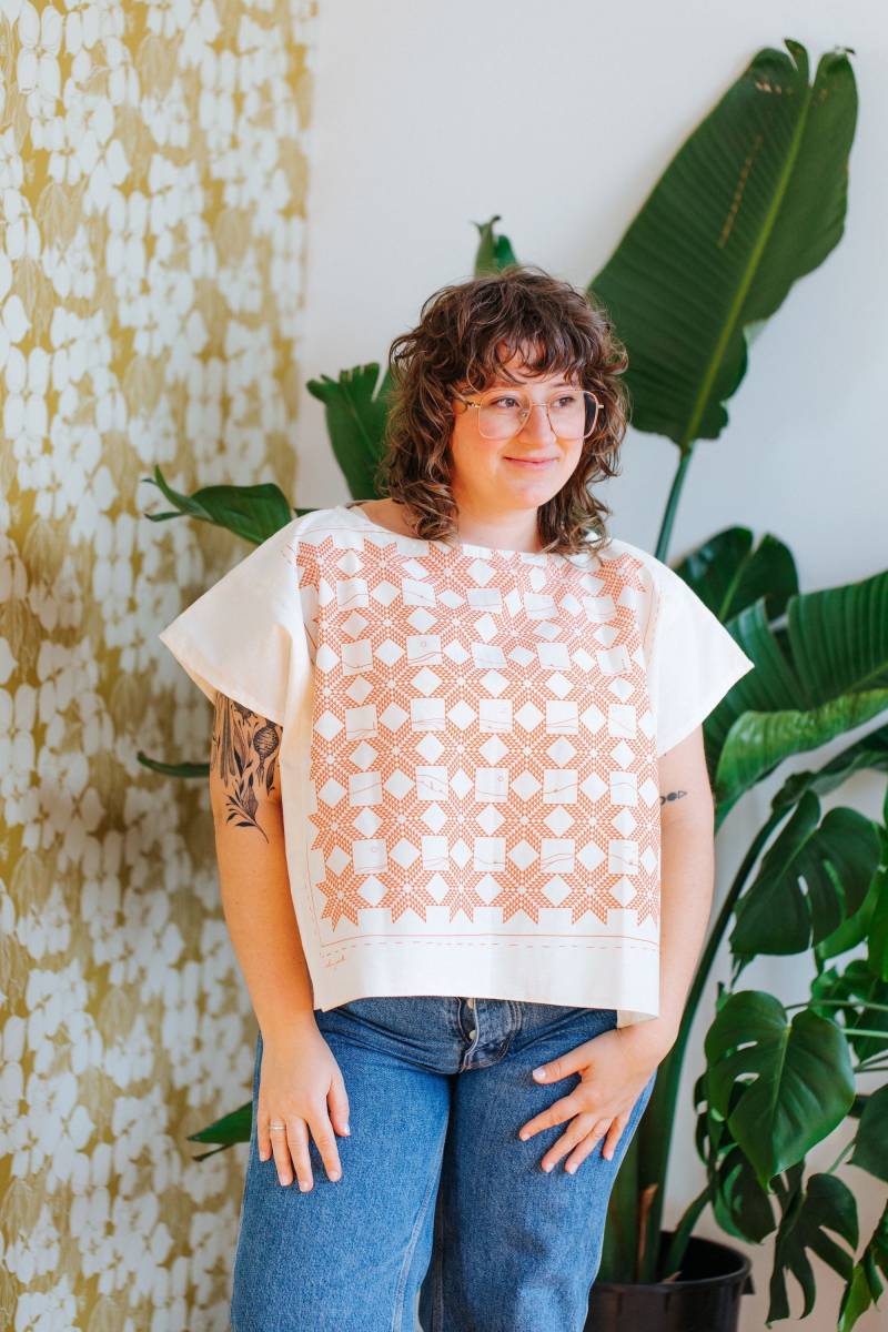 Handgemachtes Top Bandana Boxy Fit Baumwollstoff Orange Quilt Illustration Rechteck Lose Form Shirt One Size Modern Casual Sommer Stil von brookecioccohandmade