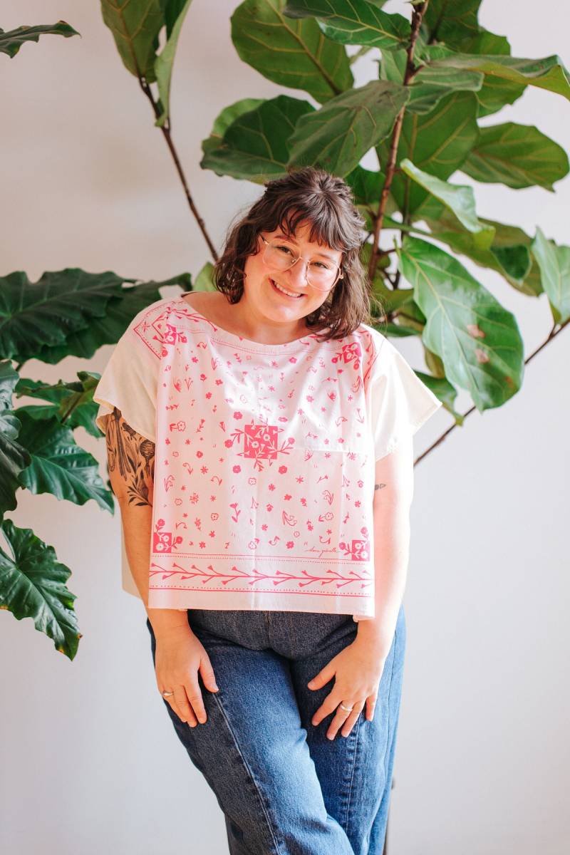 Handgemachtes Top Bandana Boxy Fit Baumwollstoff Rosa Blumen Illustration Rechteck Lockerer Stil Form Shirt One Size Moderne Casual Sommer von brookecioccohandmade