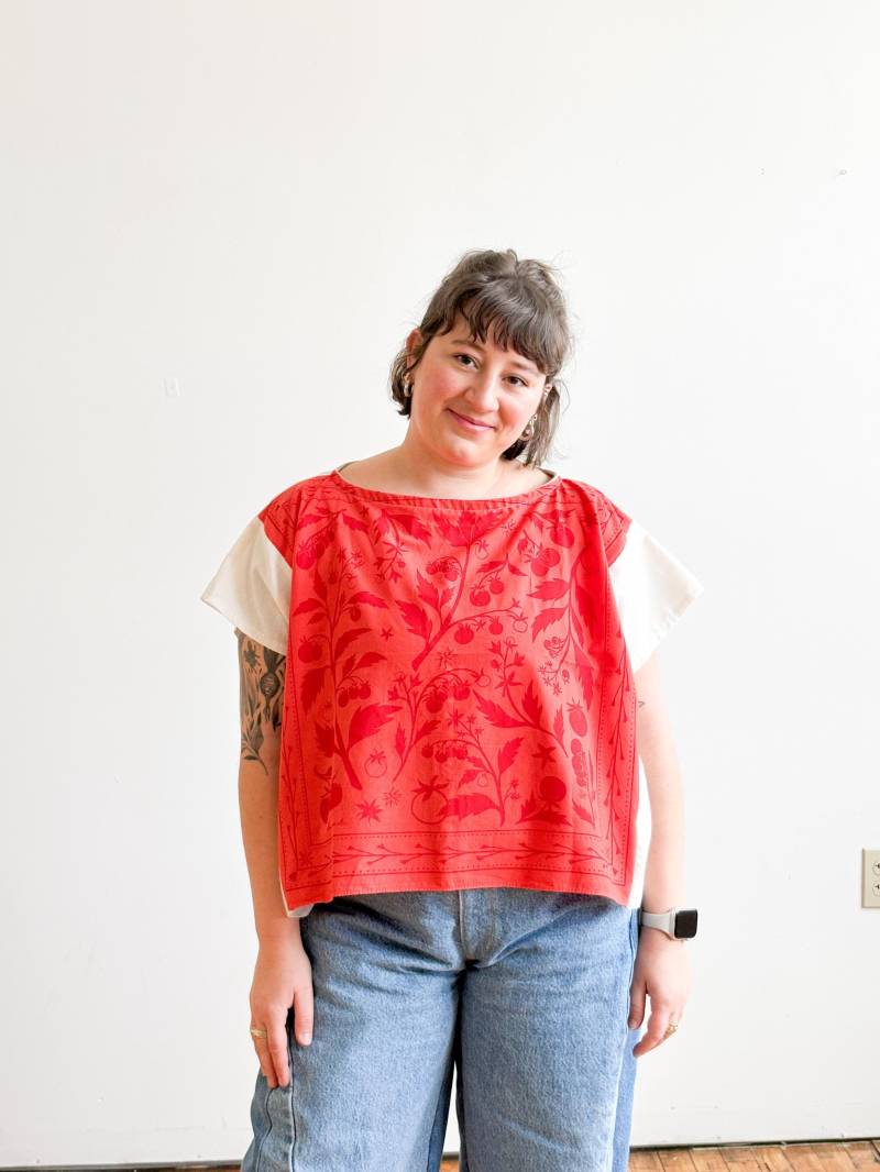 Handgemachtes Top Bandana Boxy Fit Baumwollstoff Tomatenrot Illustration Rechteck Lockerer Stil Form Shirt One Size Modern Casual Sommer von brookecioccohandmade