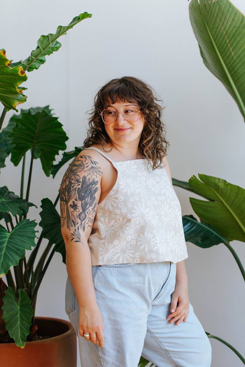 Handgefertigtes Tank Top Aus Baumwolle Und Leinen Boxy Fit Moderne Weiße Blumen Siebdruck Von Julie Peach One Size Einzigartige Sommer Outfit von brookecioccohandmade