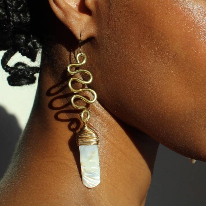 Perlmutt & Messing-Draht Ohrringe von brownsugarfigs