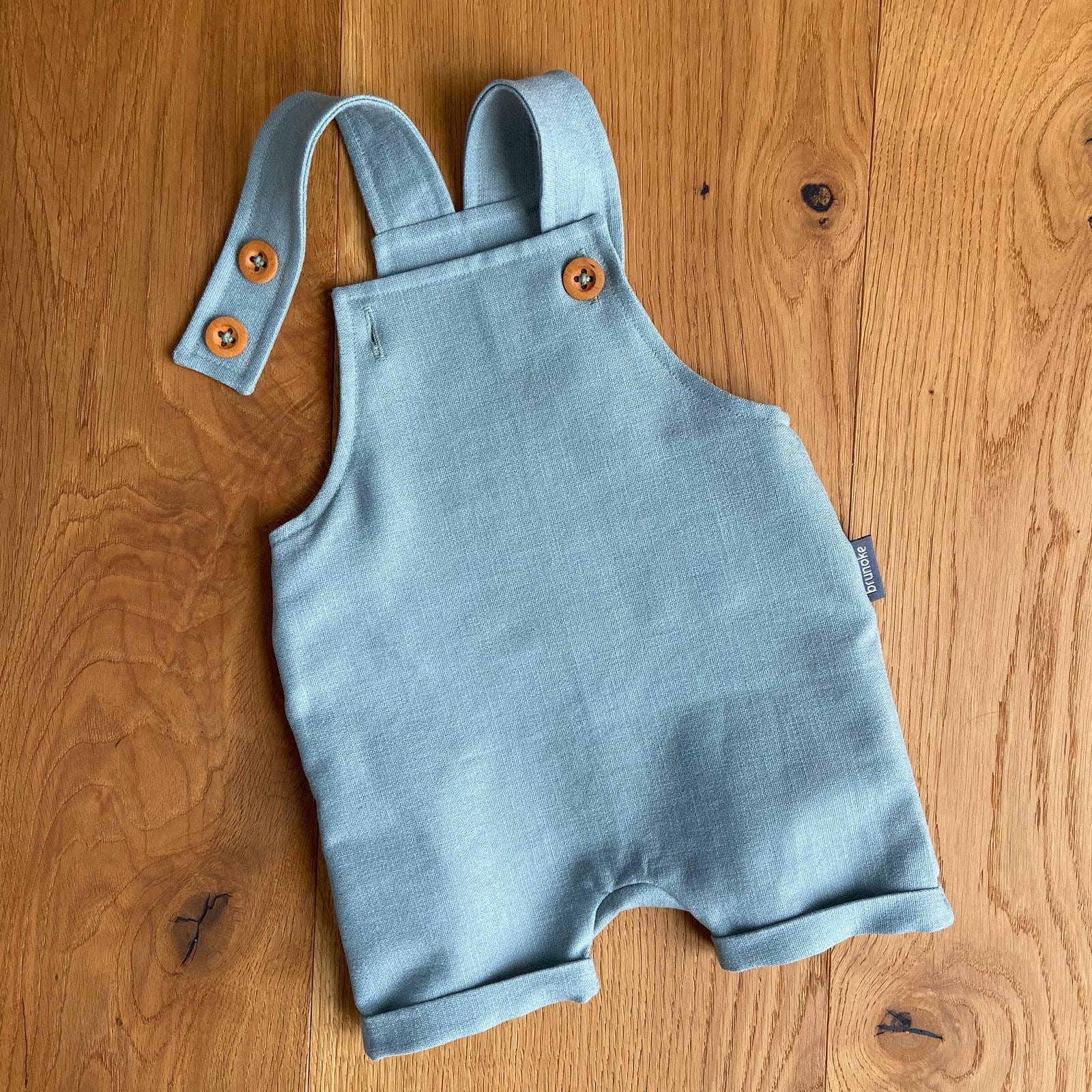 Kurze Latzhose Mit Holzknöpfen Aus Leinen, Latzhose, Babyhose Knöpfen, Kinderhose, Hose Baby, Sommerhose, Kinderhose von brunoke