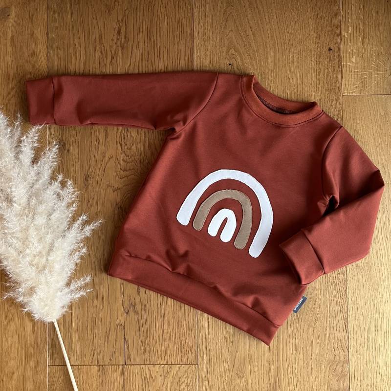 Sweatshirt Aus Rostrotem Sweat Mit Regenbogen-Patch, Mädchen, Kinder Pullover, Regenbogen, Sweatshirt, Handgemachte Kinderkleidung von brunoke