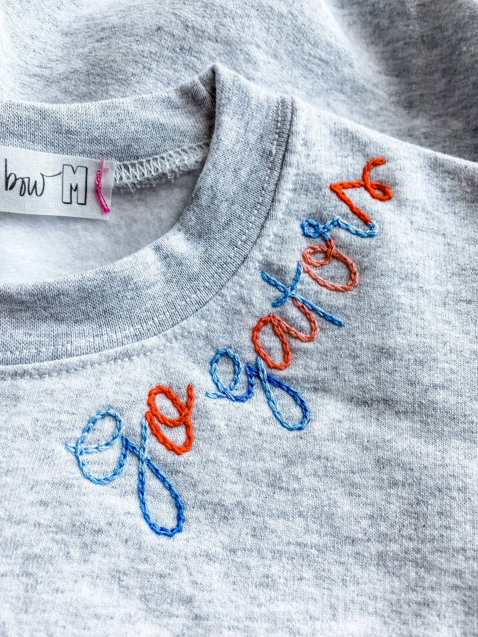 Erwachsenen Sweatshirt X Hand Bestickt The Kirjonta Benutzerdefinierte Kettenstich Kragenstickerei Erwachsenen Sweatshirt X Hand Bestickt The Kirjonta Benutzerdefinierte Kettenstich Kragenstickerei von brushandbow