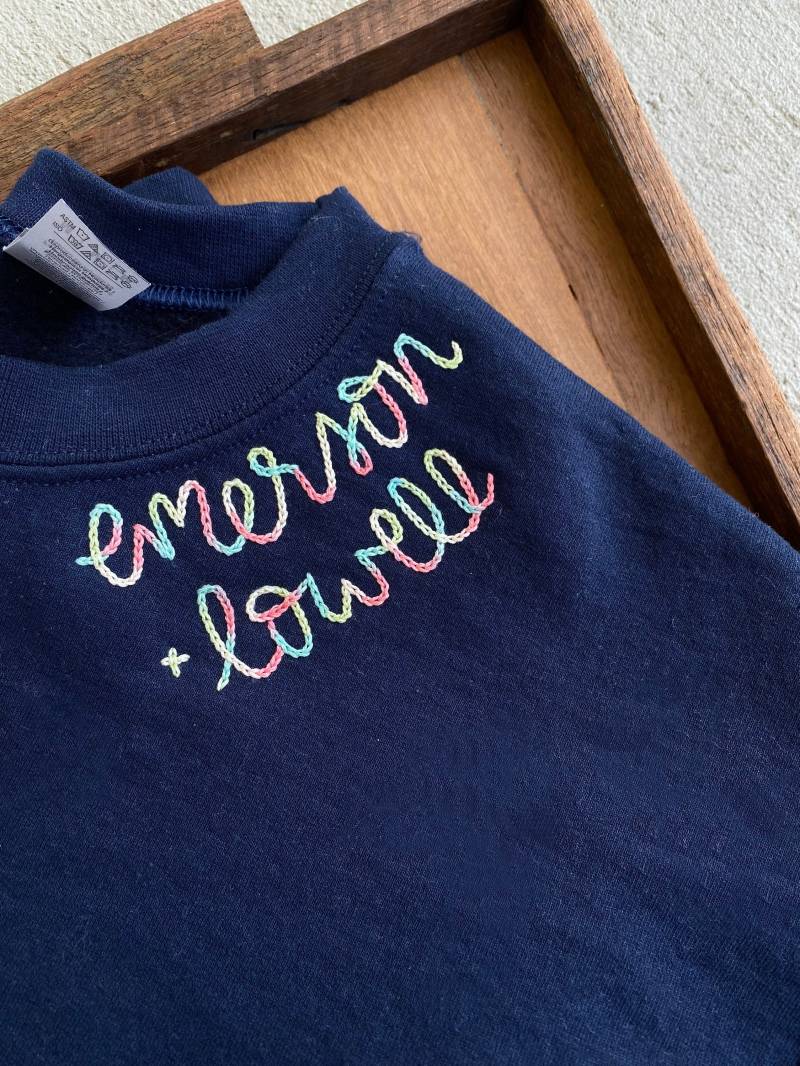 Erwachsenen-Sweatshirt X Kettenstich Handbestickt Kirjonta Individuell Kindernamen Erwachsenen-Sweatshirt X Kettenstich Handbestickt Kirjonta Individuell Kindernamen von brushandbow