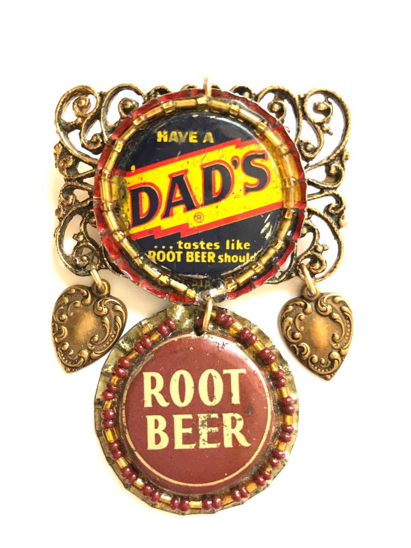 Kronkorken Brosche Papa's Root Beer Kronkorken Brosche Papa's Root Beer von bseron