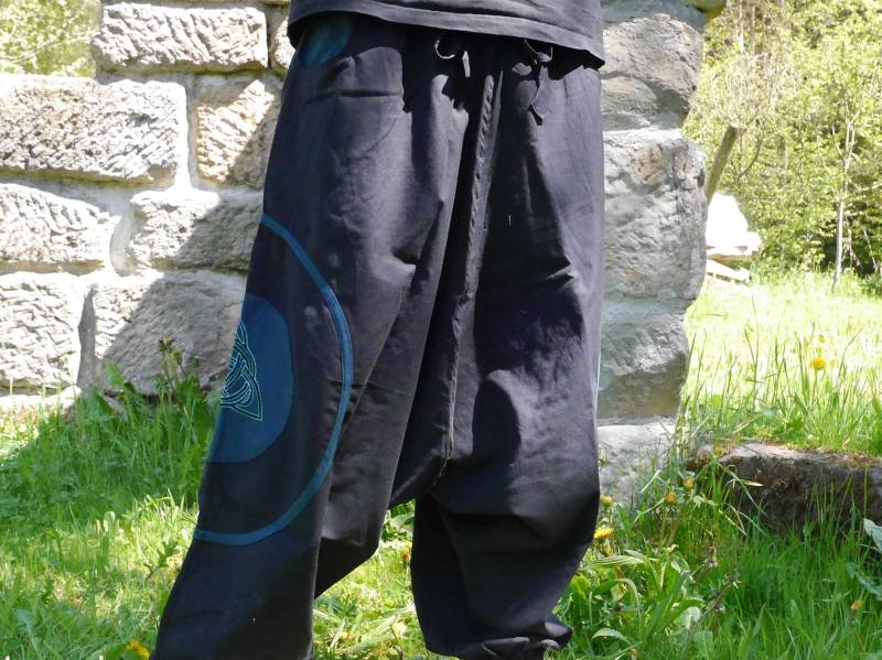 Pumphose, Haremshose Mit Aufgestickter Triskele Aus Festem Baumwolle Stoff in Verschiedenen Farben von bsmasala