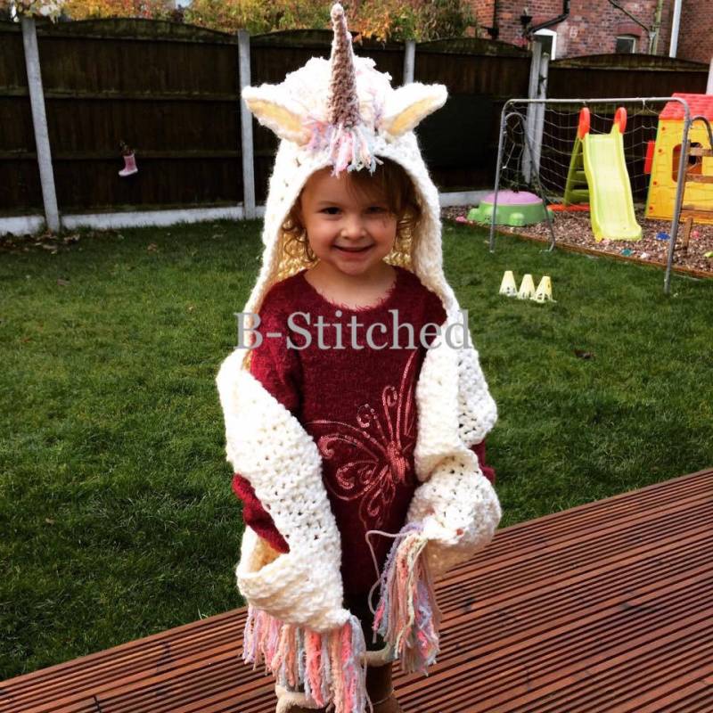 Gehäkelte Einhorn Kapuzen-Schal Mit Taschen, Handgefertigt von bstitched1