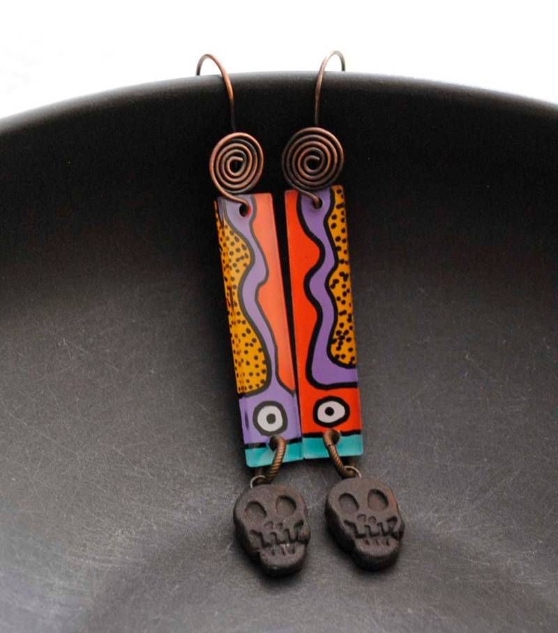 Funky Schädel Ohrringe, Bunte Moderne Von Hand Bemalt Abstrakte Geringe Sek Ohrringe, Ooak, Handwerker Keramik Ohrringe von bstrung