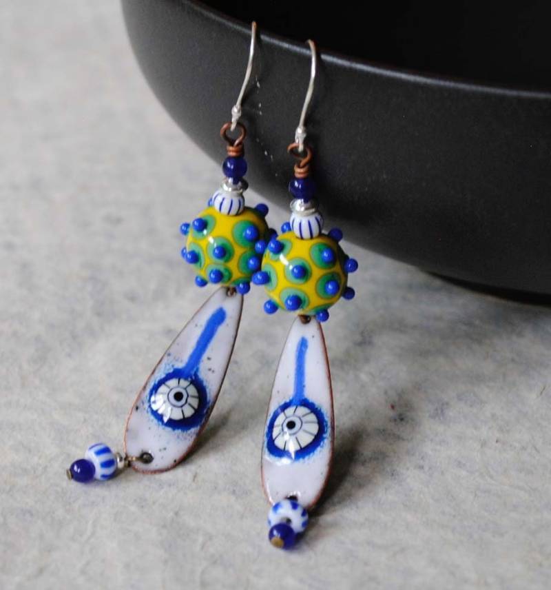 Funky Weiß Blau Ohrringe, Handwerker Emaille Gelb Starburst Ooak, Boho Chic Schmuck, Lange Baumeln Funky Weiß Blau Ohrringe, Handwerker Emaille Gelb Starburst Ooak, Boho Chic Schmuck, Lange Baumeln von bstrung