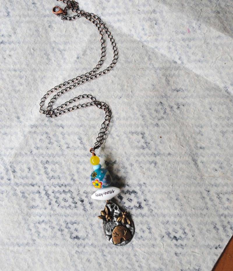 Glück Zitat Halskette, Gelötete Biene Floral Lampwork Perlenkette, Süßer Frühling Teardrop Anhänger, Wunderliches Ooak Glück Zitat Halskette, Gelötete Biene Floral Lampwork Perlenkette, Süßer Frühling Teardrop Anhänger, Wunderliches Ooak von bstrung