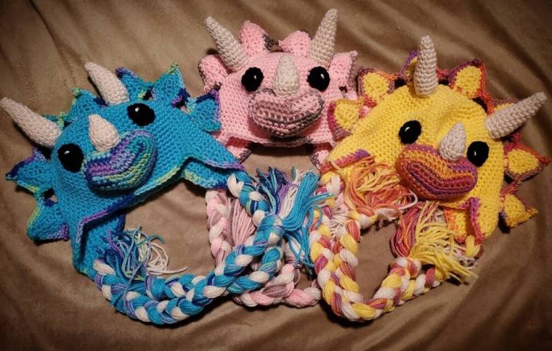 Triceratops Inspirierter Hut Triceratops Inspirierter Hut von bthooksandneedles