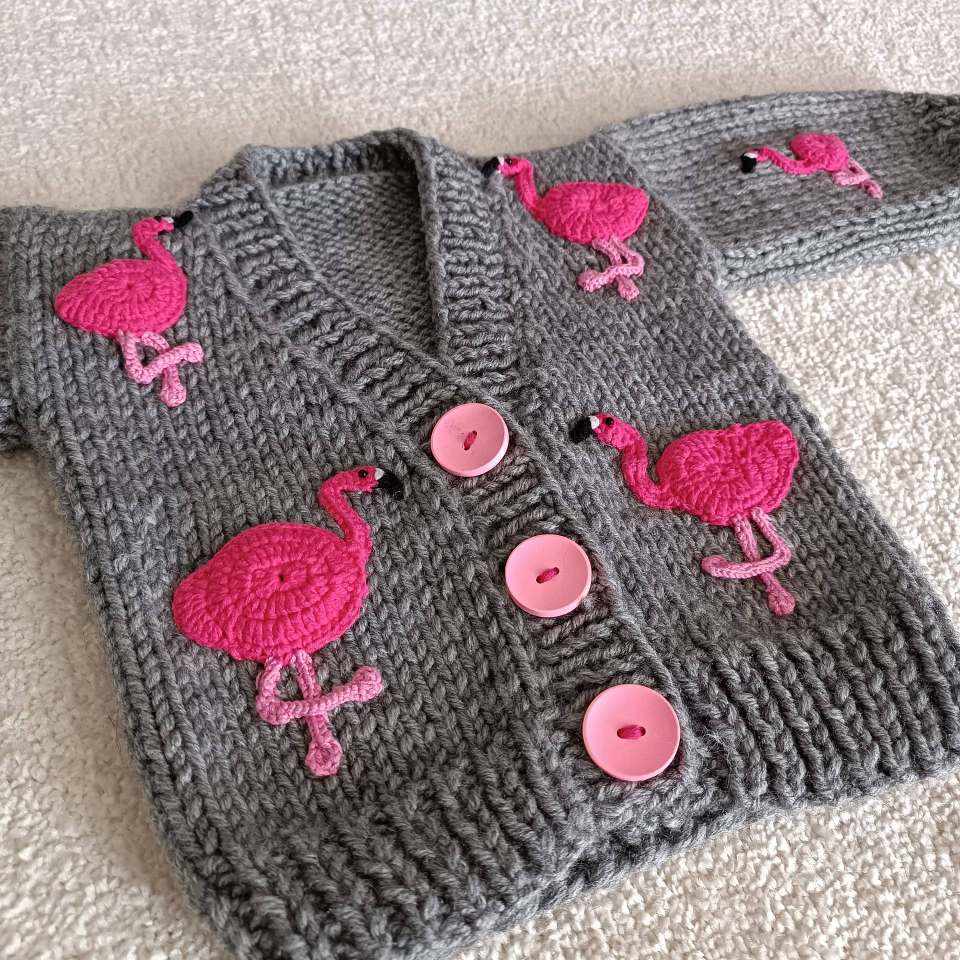 Flamingo Pullover Zum Verkauf, Grauer Mit Motiven, Gestrickte Strickjacke Für Kleinkinder, Gehäkelter Kinder von bttrcrochet