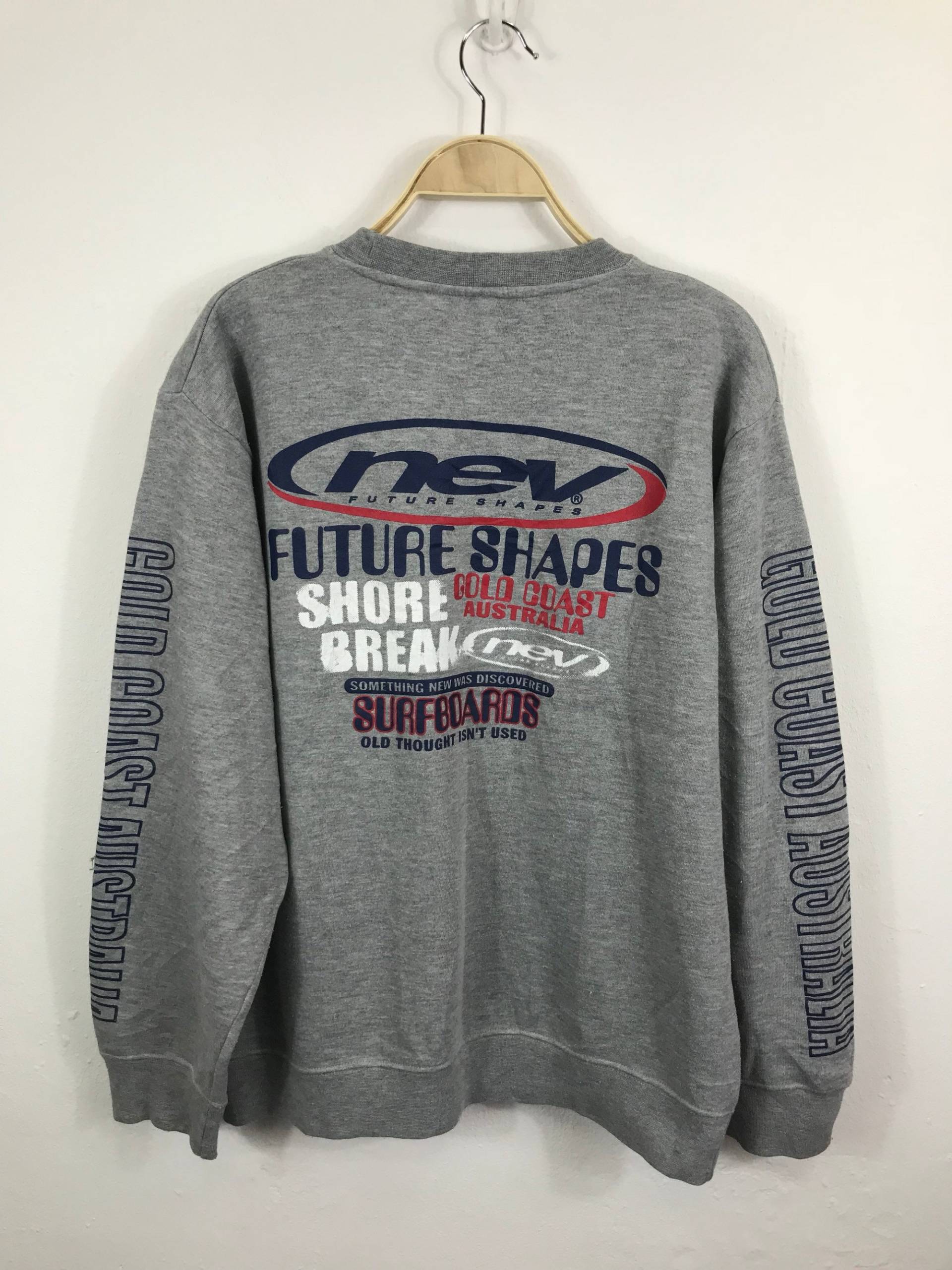 Rarität Nev Zukunft Formen Surfboard Spellout Logo Crewneck Sweatshirts Mittlerer Größe Rarität Nev Zukunft Formen Surfboard Spellout Logo Crewneck Sweatshirts Mittlerer Größe von btuians