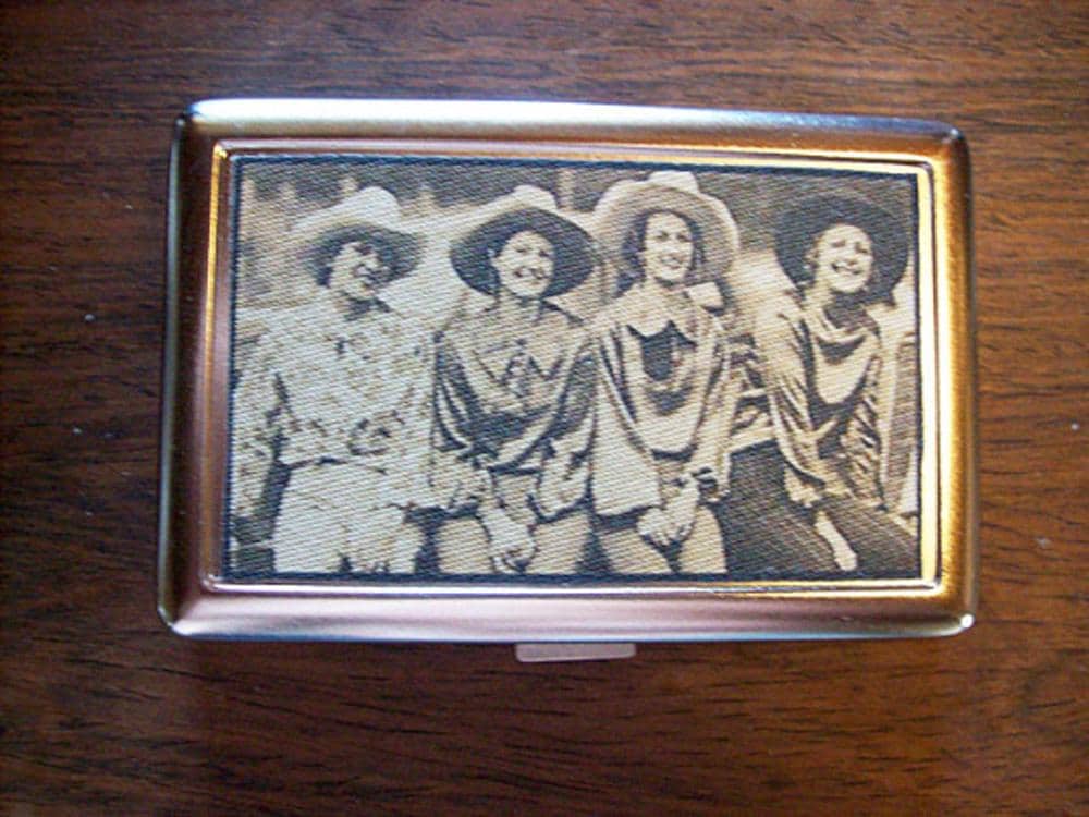 Cowgirl Metall Geldbörse Retro Vintage Zigarettenetui Rockabilly-Kitsch Cowgirl Metall Geldbörse Retro Vintage Zigarettenetui Rockabilly-Kitsch von buckaroosmercantile