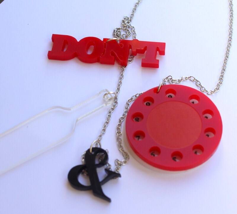 Don't Drink & Zifferblatt Halskette, Plexiglas Lasercut Acryl Don't Drink & Zifferblatt Halskette, Plexiglas Lasercut Acryl von bugga