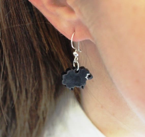 Schwarzes Schaf Ohrringe, Plexiglas Schmuck, Laser Cut Acryl, Geschenke Unter 25 Schwarzes Schaf Ohrringe, Plexiglas Schmuck, Laser Cut Acryl, Geschenke Unter 25 von bugga