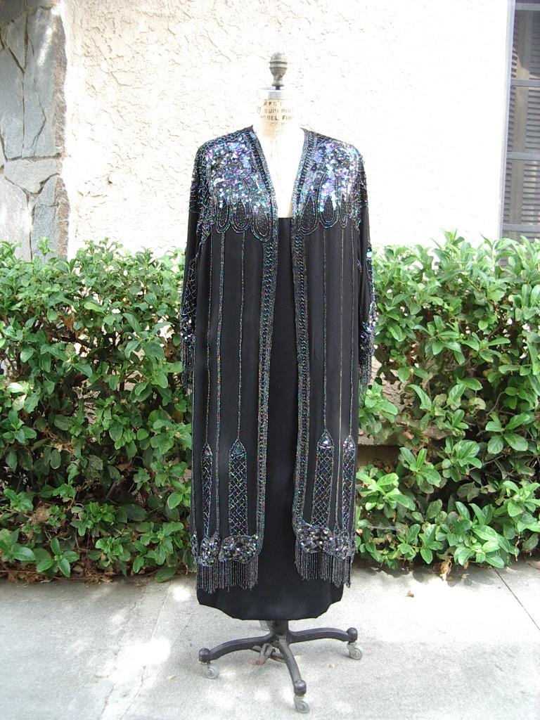 20Er Jahre Deko Perlen Erte "Inspirierter Satinmantel/60Er Satinkleid Perlentasche Vervollständigt Das Ensemble Art. # 226 Mäntel & Ensembles von bushnellfashions