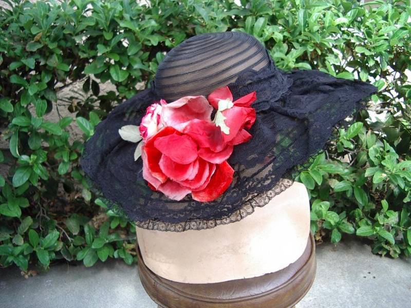 Designer Original Schwarzer Spitzenbesatz Rosshaar Bild Hut Rote Seide Rosenborte Artikel # 704 Hüte von bushnellfashions
