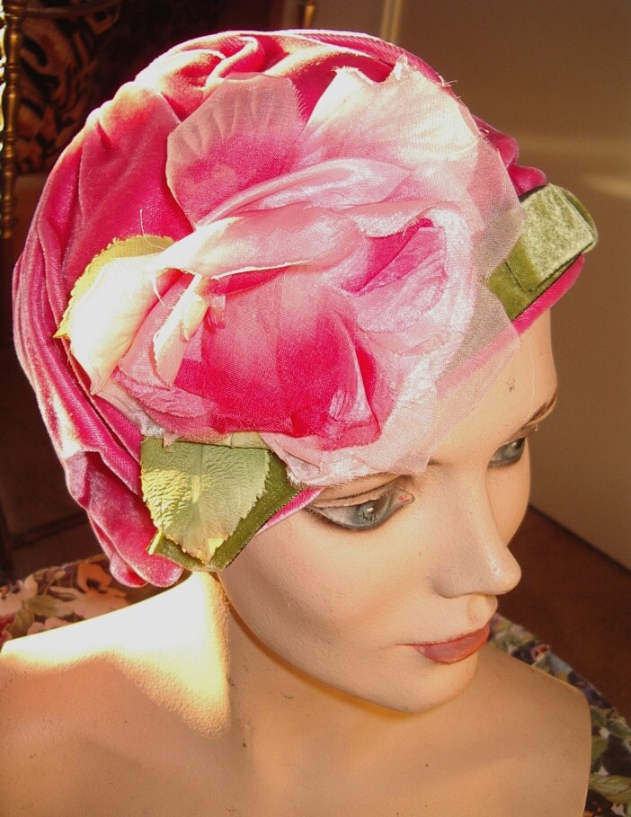 Junge Damen 1960Er Jahre Drapierte Samt Cloche Mit Rosenbesatz Nach Maß Art.nr. 857 Hüte von bushnellfashions