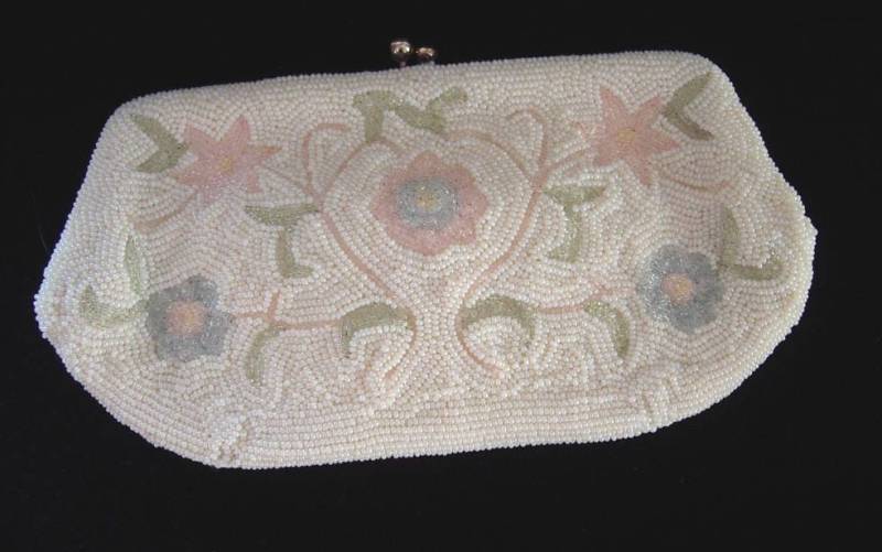 Pastell Blumen Gestickte Weiße Kaviar Perle Kupplung Abschlussball/Hochzeit Perfekte Artikel # 132 Geldbörsen von bushnellfashions