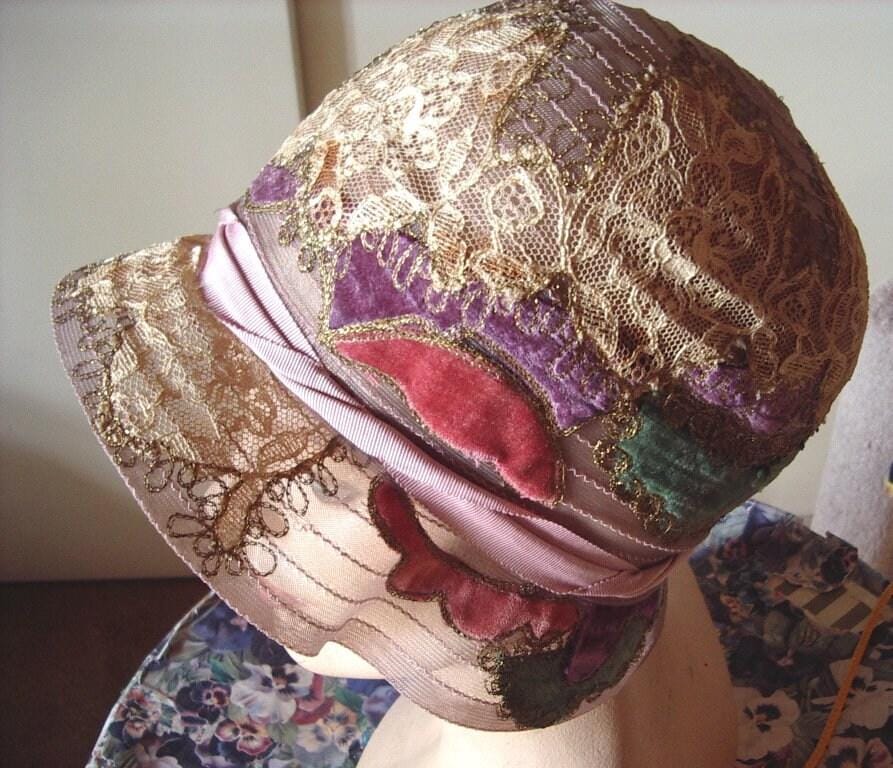 Seltene 20Er Jahre Rosshaar Cloche Mit Vergoldeter Spitze Und Multi Samt Patches Alle Original Perfect Artikel # 830 Hüte Seltene 20Er Jahre Rosshaar Cloche Mit Vergoldeter Spitze Und Multi Samt Patches Alle Original Perfect Artikel # 830 Hüte von bushnellfashions