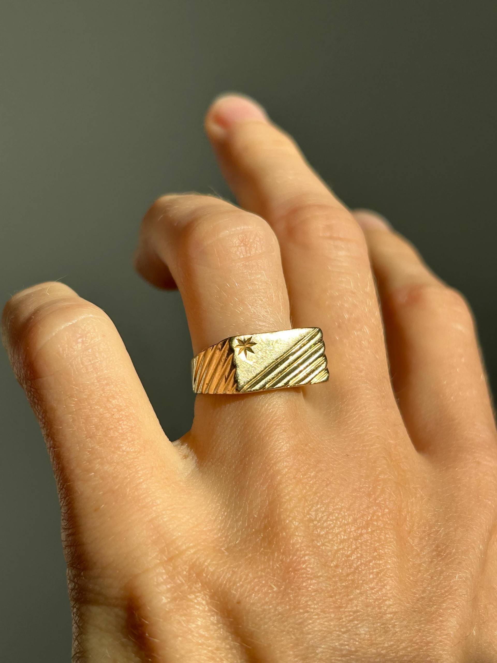 Vintage 10K Gold Siegelring Größe 6/Breiter Ring Flacher Spitzenring Massives Echtgold Geschenk Für Sie Ihn Vintage 10K Gold Siegelring Größe 6/Breiter Ring Flacher Spitzenring Massives Echtgold Geschenk Für Sie Ihn von LionsTailVintage