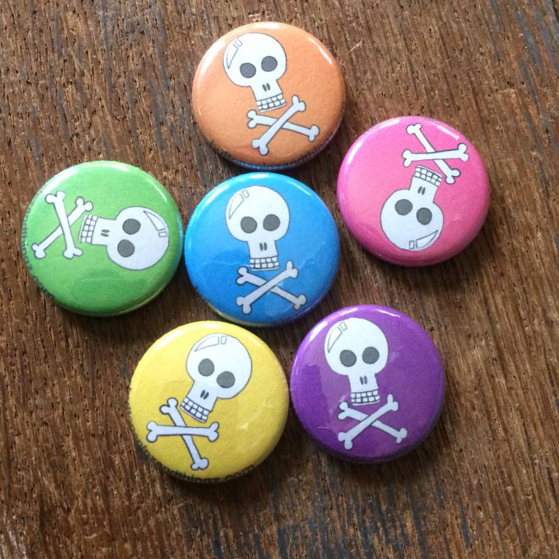 Totenkopf Mit Gekreuzten Knochen Totenkopf Mit Gekreuzten Knochen von buttonspinzandthingz