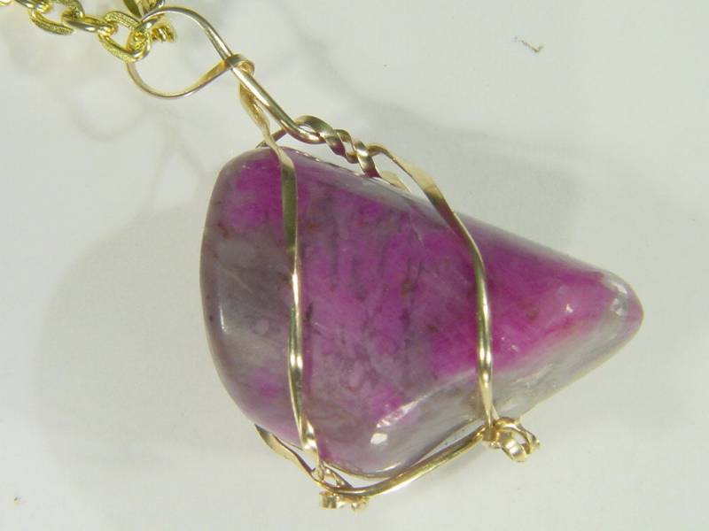 14K Gold Fill Wire Wrapped Natural Ruby in Feldspar Halskette Anhänger with Freie Gp Kette 3863D 14K Gold Fill Wire Wrapped Natural Ruby in Feldspar Halskette Anhänger with Freie Gp Kette 3863D von butw