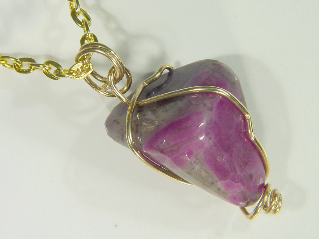 14K Gold Fill Wire Wrapped Natural Ruby in Feldspar Halskette Anhänger with Freie Gp Kette 3867D 14K Gold Fill Wire Wrapped Natural Ruby in Feldspar Halskette Anhänger with Freie Gp Kette 3867D von butw