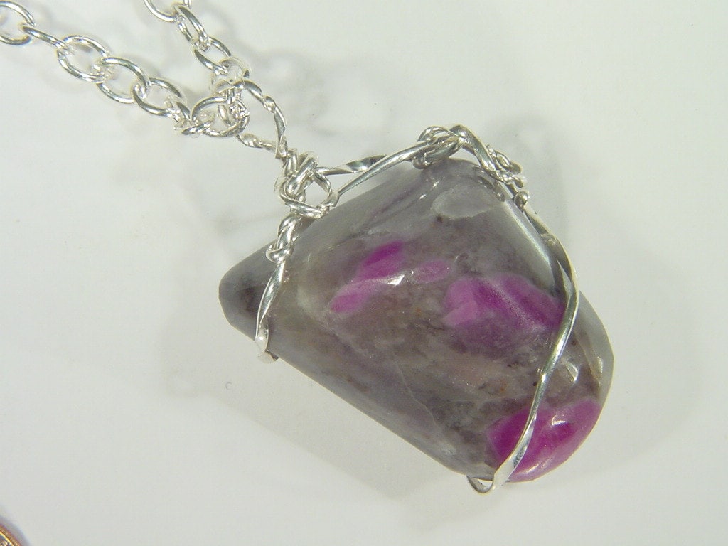 sterling Silber Draht Gewickelt Natürlicher Rubin in Feldspar Halskette Anhänger with Free Sp Kette 3617D sterling Silber Draht Gewickelt Natürlicher Rubin in Feldspar Halskette Anhänger with Free Sp Kette 3617D von butw