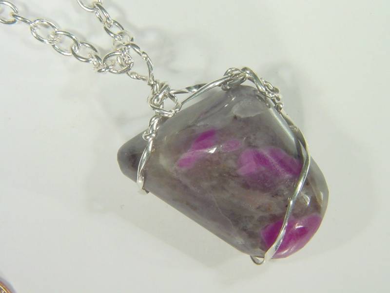 sterling Silber Draht Gewickelt Natürlicher Rubin in Feldspar Halskette Anhänger with Free Sp Kette 3617D sterling Silber Draht Gewickelt Natürlicher Rubin in Feldspar Halskette Anhänger with Free Sp Kette 3617D von butw