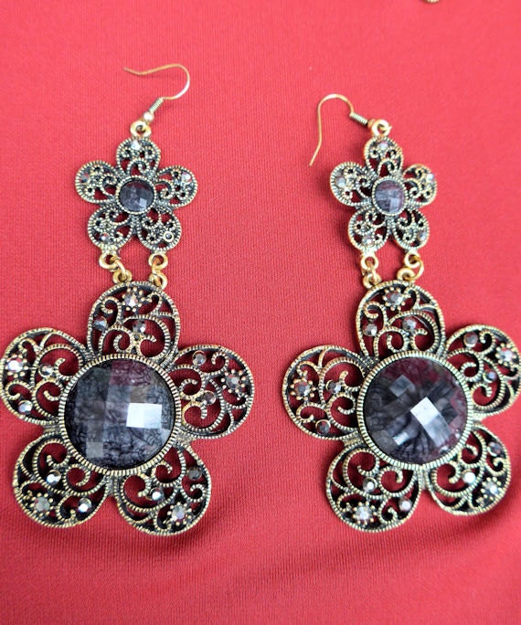 Altgold Floral Filigrane Schwarz Marmorierte Cabochon Ohrringe Altgold Floral Filigrane Schwarz Marmorierte Cabochon Ohrringe von buydanusha
