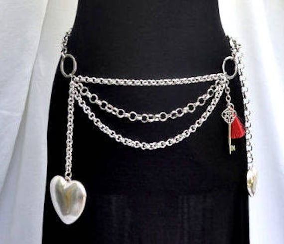 Boho Couture - Hergestellt Von Hand Verzierten Silber Triple Reihe Kettengürtel Mit Riesen Herz Pendent, Schlüssel Und Quaste Boho Couture - Hergestellt Von Hand Verzierten Silber Triple Reihe Kettengürtel Mit Riesen Herz Pendent, Schlüssel Und Quaste von buydanusha