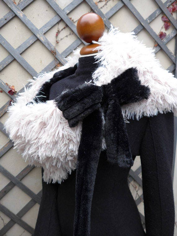 Flauschige Plüsch Blush Pink Und Schwarz Kunstpelz Stola Schal Flauschige Plüsch Blush Pink Und Schwarz Kunstpelz Stola Schal von buydanusha