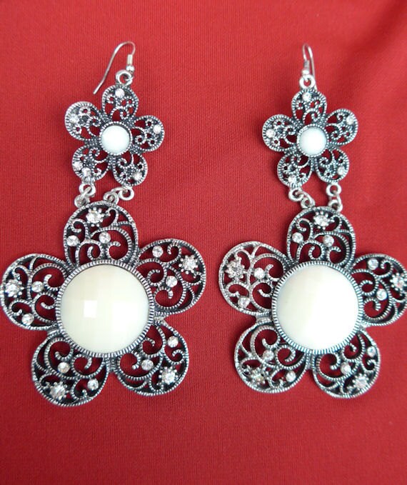 Floral Silberfiligran Weiß Marmorierte Cabochon Ohrringe Floral Silberfiligran Weiß Marmorierte Cabochon Ohrringe von buydanusha
