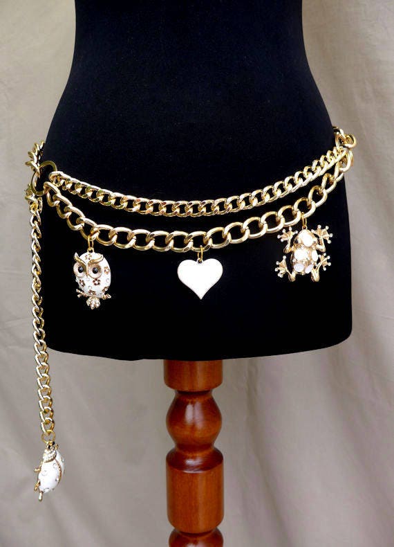 Gold Handgemachte Doppel Swag Hip Kettengürtel Mit Weißer Emaille-Eule, Herz, Frosch & Marienkäfer Charme Gold Handgemachte Doppel Swag Hip Kettengürtel Mit Weißer Emaille-Eule, Herz, Frosch & Marienkäfer Charme von buydanusha
