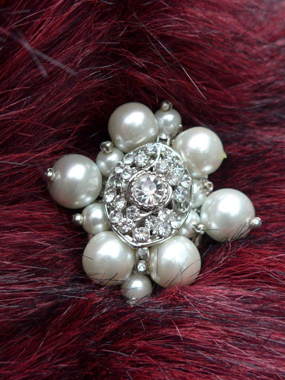 Große Barock Brosche Mit Upcycling Schmuck Und Perlen Von Hand Gefertigt. Hochzeit Glam. Geschenk Für Sie. Muttertagsgeschenk Große Barock Brosche Mit Upcycling Schmuck Und Perlen Von Hand Gefertigt. Hochzeit Glam. Geschenk Für Sie. Muttertagsgeschenk von buydanusha