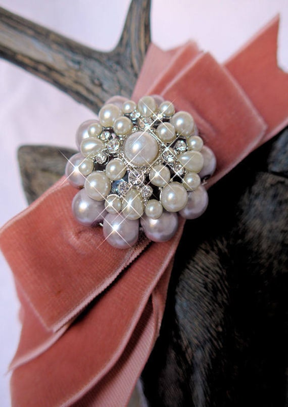 Handgefertigten Staubigen Rosa Samt Und Handgefertigte Brosche Mit Perlen Headpiece, Stirnband, Fascinator von buydanusha