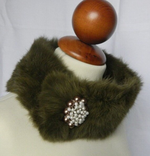 Handgemachte Echte Pelzkragen & Juwel Brosche. Raffinierte Eleganz von buydanusha