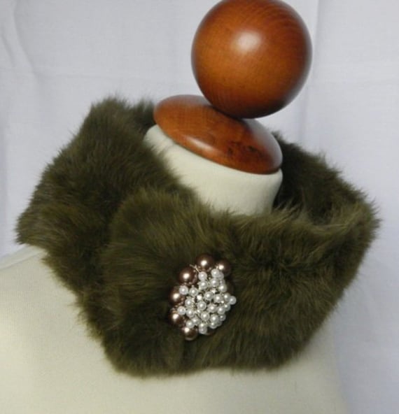 Handgemachte Echte Pelzkragen & Juwel Brosche. Raffinierte Eleganz von buydanusha