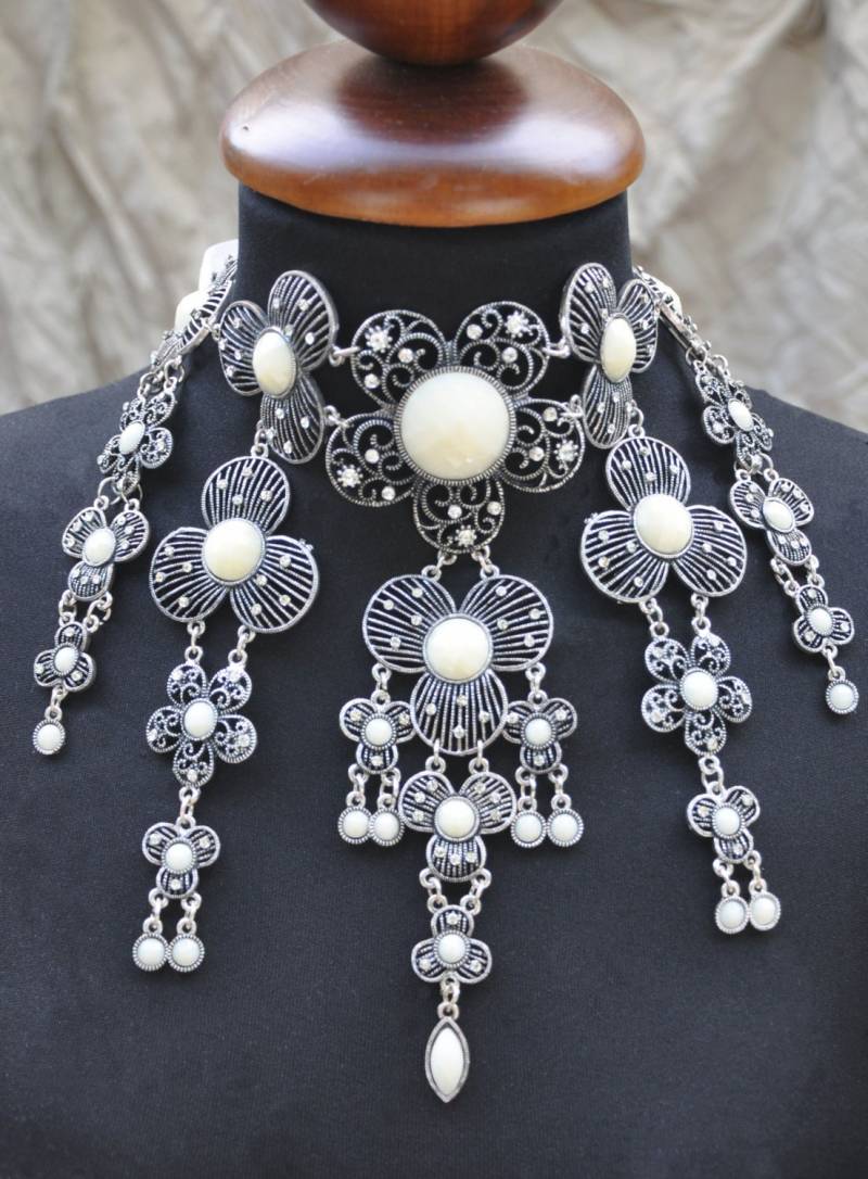 Handgemachte Statement Halsband & Diamante Besetzt Filigrane Metall Blumen Handgemachte Statement Halsband & Diamante Besetzt Filigrane Metall Blumen von buydanusha