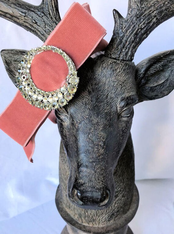 Handgemachte Vintage Staubigen Rosa Samt Stirnband Handgefertigt Schnalle Aus Upcycled Ohrringe Verkrustete Rhinestones.wonderland Kopfschmuck Handgemachte Vintage Staubigen Rosa Samt Stirnband Handgefertigt Schnalle Aus Upcycled Ohrringe Verkrustete Rhinestones.wonderland Kopfschmuck von buydanusha