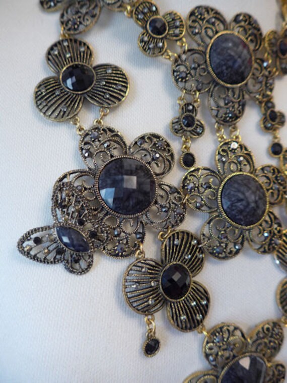 Kette Mit Diamante Besetzt Filigrane Metall Blumen Schmetterlingen Kette Mit Diamante Besetzt Filigrane Metall Blumen Schmetterlingen von buydanusha