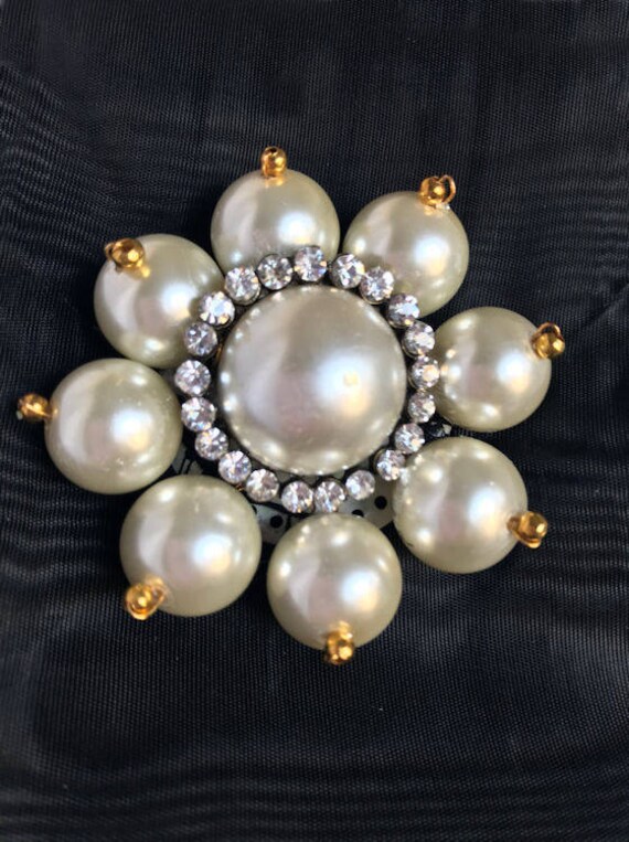Mary Quant Stil Alice Stirnband. Doppelte Schleife in Moiré Taft, Handgefertigte Perle Blume. Headpiece Fascinator. Große Anlässe Mary Quant Stil Alice Stirnband. Doppelte Schleife in Moiré Taft, Handgefertigte Perle Blume. Headpiece Fascinator. Große Anlässe von buydanusha