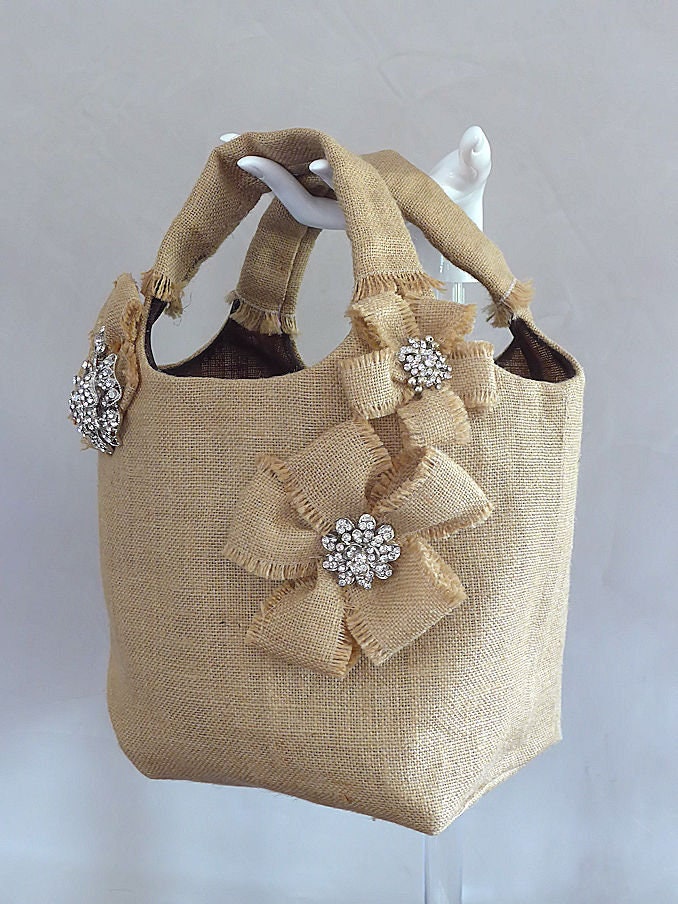 Mini Hand Gemacht Sackleinen Tasche Verziert Mit Ausgefransten Jewelled Blumen Und Strass Schmetterling Mini Hand Gemacht Sackleinen Tasche Verziert Mit Ausgefransten Jewelled Blumen Und Strass Schmetterling von buydanusha