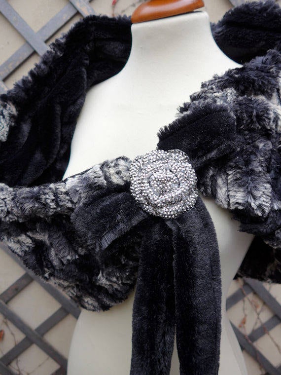 Reversible Plüsch Chinchilla Und Schwarz Faux Pelz Stola Dreieckstuch Mit Faux Schleife Reversible Plüsch Chinchilla Und Schwarz Faux Pelz Stola Dreieckstuch Mit Faux Schleife von buydanusha