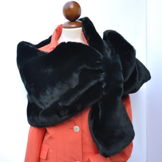 Rich Black Diva Faux Pelz Stola Mit Schwarzen Moire-Futter Rich Black Diva Faux Pelz Stola Mit Schwarzen Moire-Futter von buydanusha